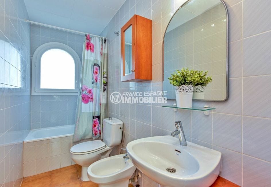 appartement à vendre empuriabrava, atico 3 pièces 57 m², salle de bain avec baignoire et wc