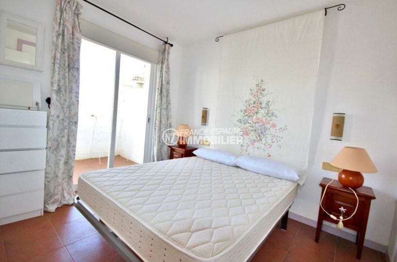 agence immobilière roses espagne: appartement 2 pièces 48 m², chambre avec lit double, terrasse