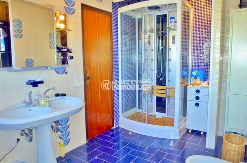 vente empuriabrava: villa 200 m² avec 4 chambres, salle d'eau avec douche hydromassante