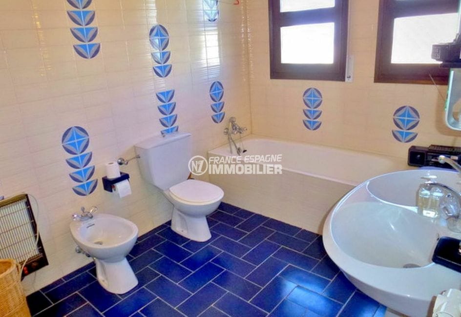maison a vendre espagne, 200 m² avec 4 chambres, salle de bain avec baignoire et wc