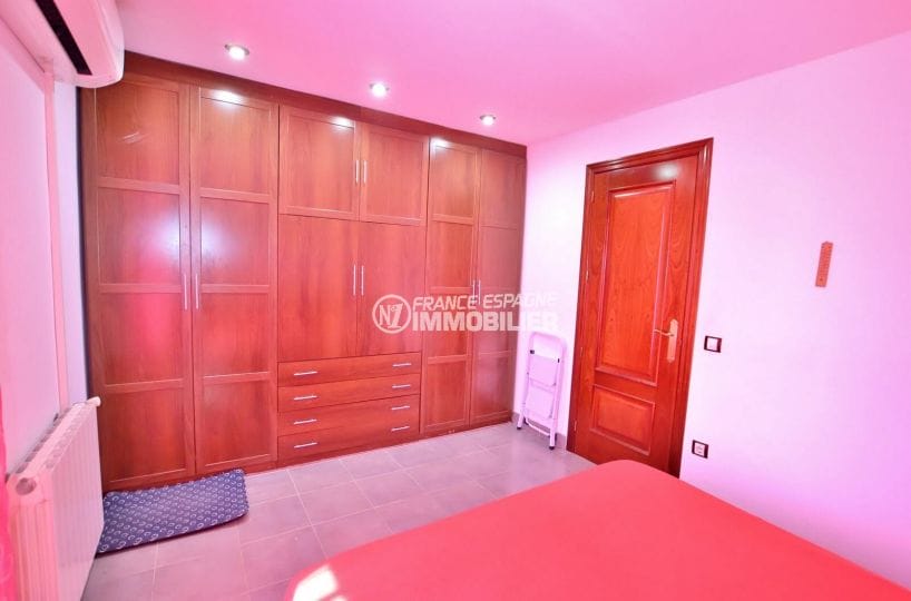 achat maison rosas, villa 109 m², chambre à coucher avec belle armoire / penderie encastrée