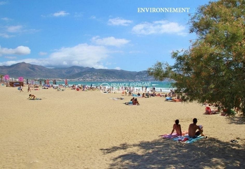la belle plage ensoleillée d&#039;empuriabrava avec ses eaux turquoises et son sable fin