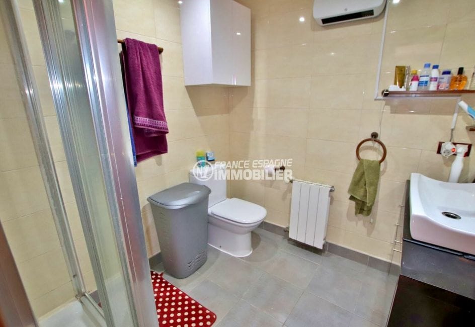 immocenter roses: villa 109 m², salle d'eau avec douche et wc