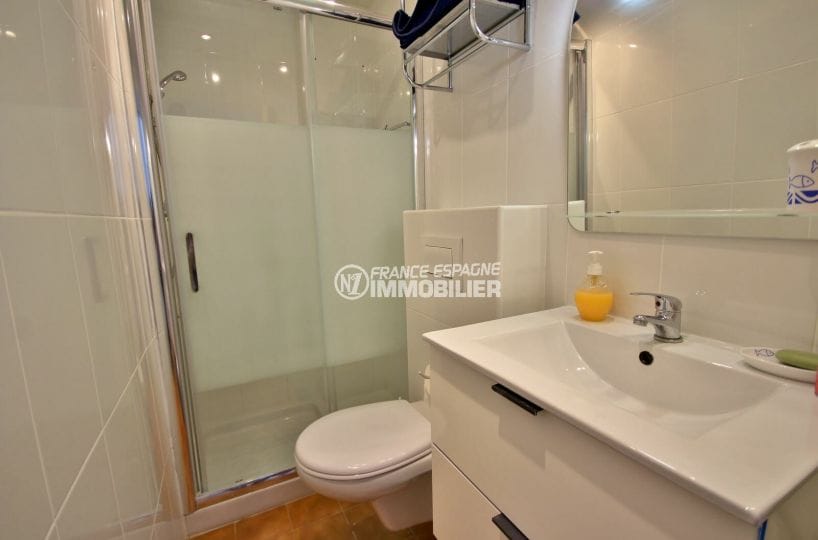 vente immobilier costa brava: appartement de 38 m², salle d'eau avec douche et wc