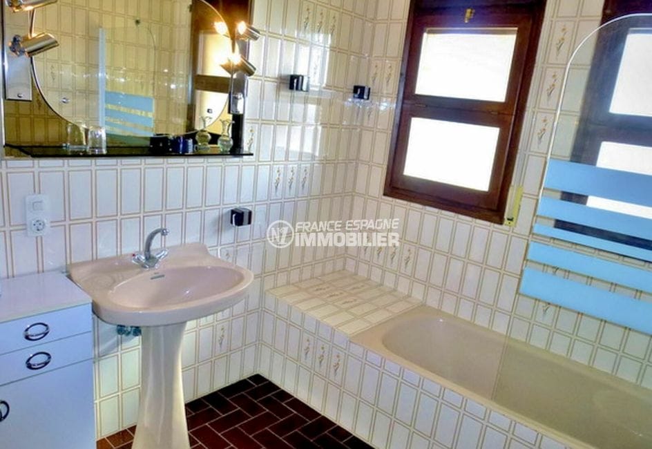 maison a vendre espagne bord de mer, 200 m² avec 4 chambres, salle de bain lumineuse avec 2 fenêtres