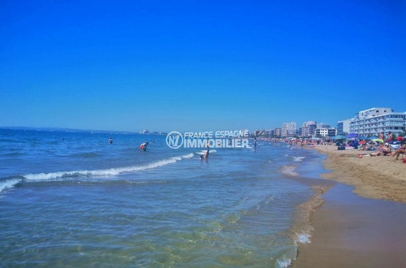 santa margarida, la plage ensoleillée avec sesw eaux turquoises et son sable fin