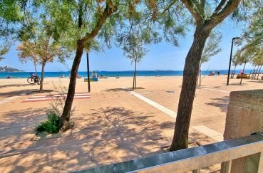 vente appartement rosas, 2 pièces 46 m² avec terrasse véranda, petite vue sur mer, parking. plage à 50 m