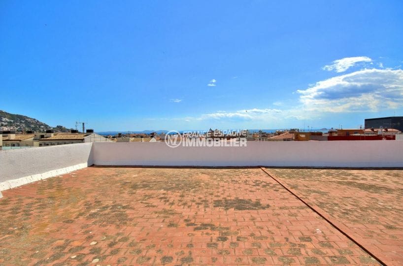 appartement roses centre-ville, 4 pièces 72 m² avec terrasse et aussi terrasse solarium communautaire vue mer, plage 400 m