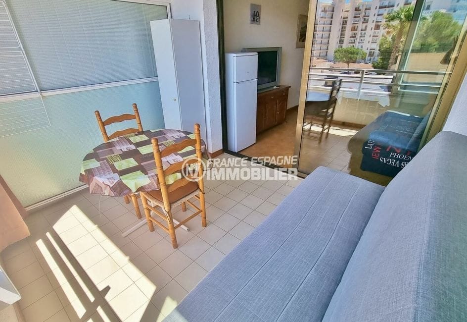 appartement à vendre costa brava, 2 pièces 43 m², veranda aménagée, table, chaises, canapé