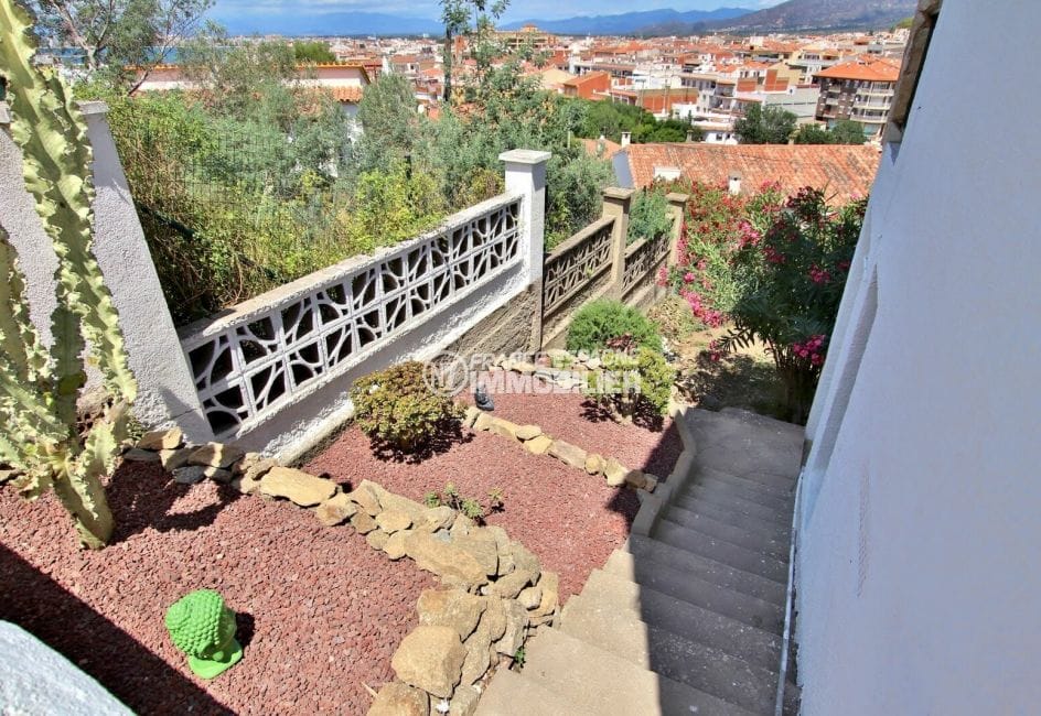 vente immobiliere rosas: villa 4 pièces 166 m², escalier avec bordure verdoyante