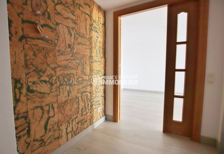 acheter appartement costa brava, 5 pièces 95 m², entrée avec mur design en pierre