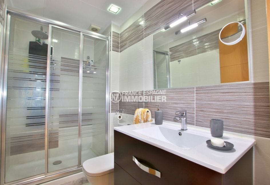 achat appartement roses, 4 pièces 96 m², 2° salle d'eau, colonne de douche hydromassante