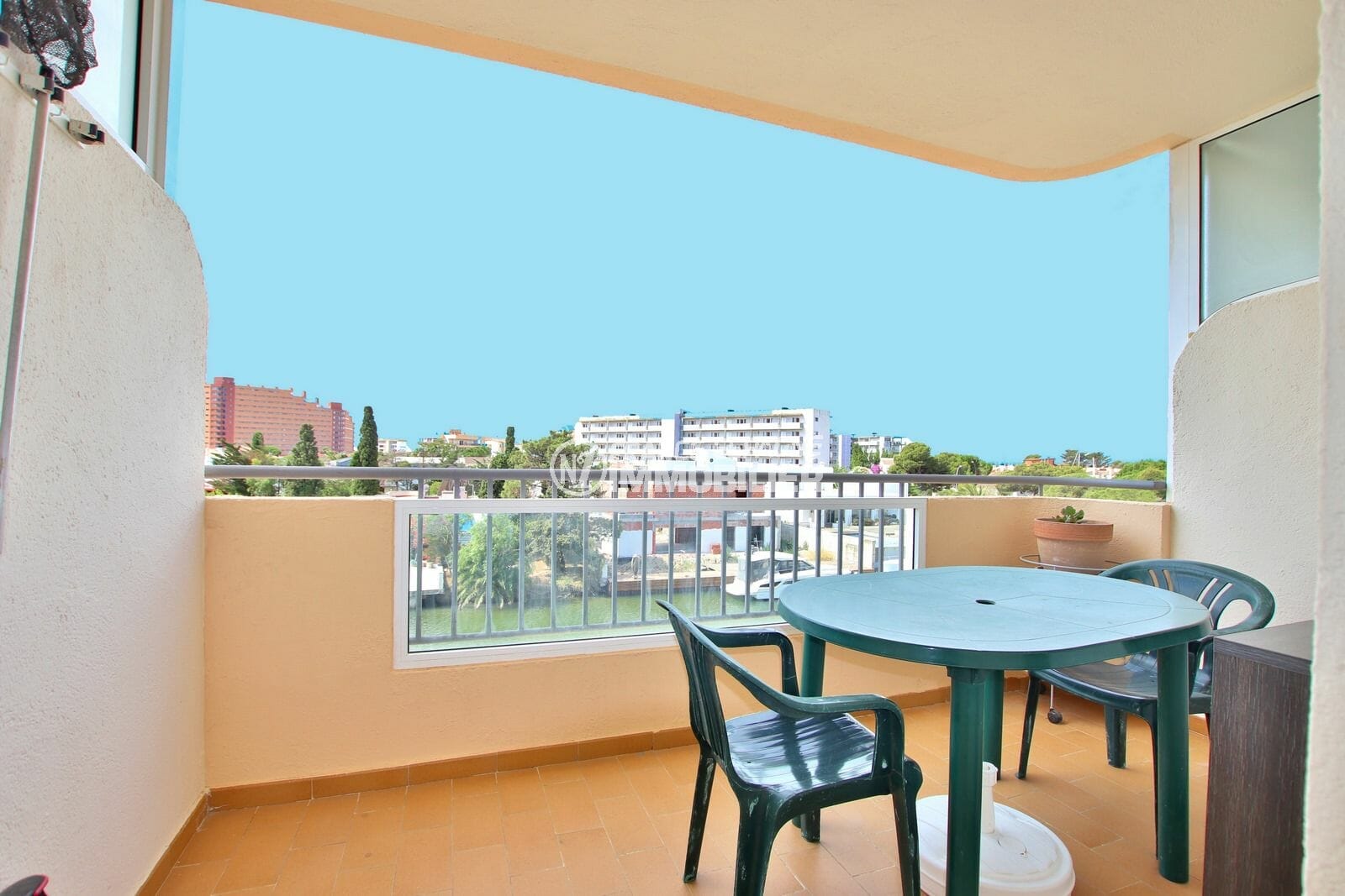 vente appartement rosas, studio 37 m² avec terrasse vue canal, au pied des commerces. plage à 800 m