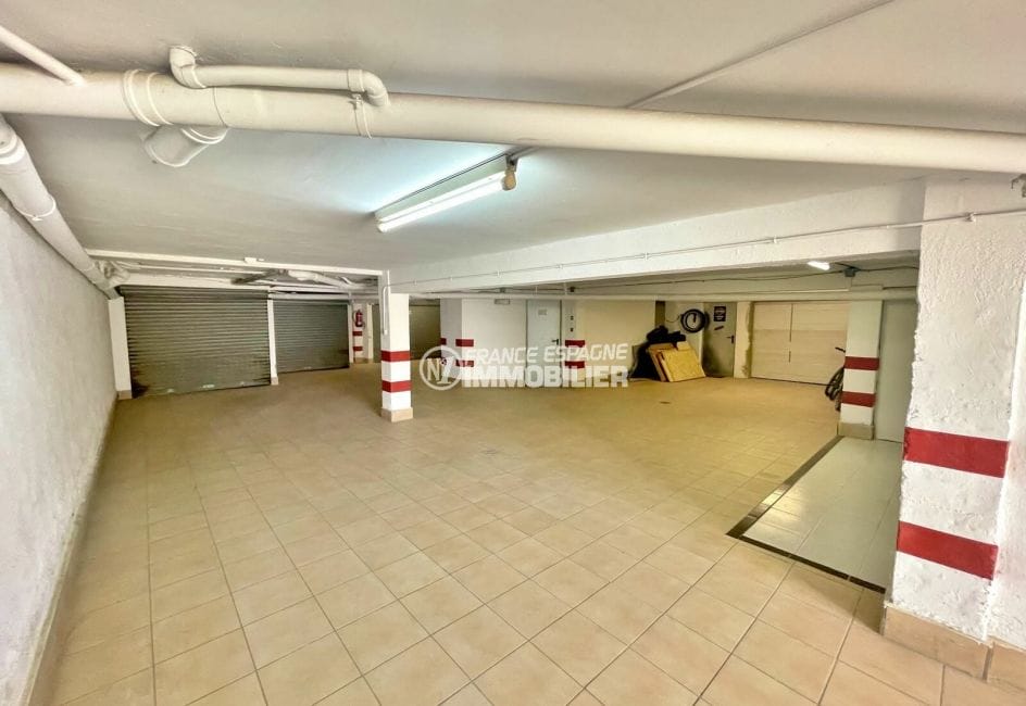 agence empuriabrava, parking-garage fermé 20 m², en sous sol avec électricité