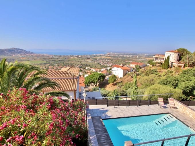 Comprar casa Costa Brava, 6 habitacions 250 m² en terra de 880 m² amb piscina, orientació sud, vistes al mar, a prop de platja