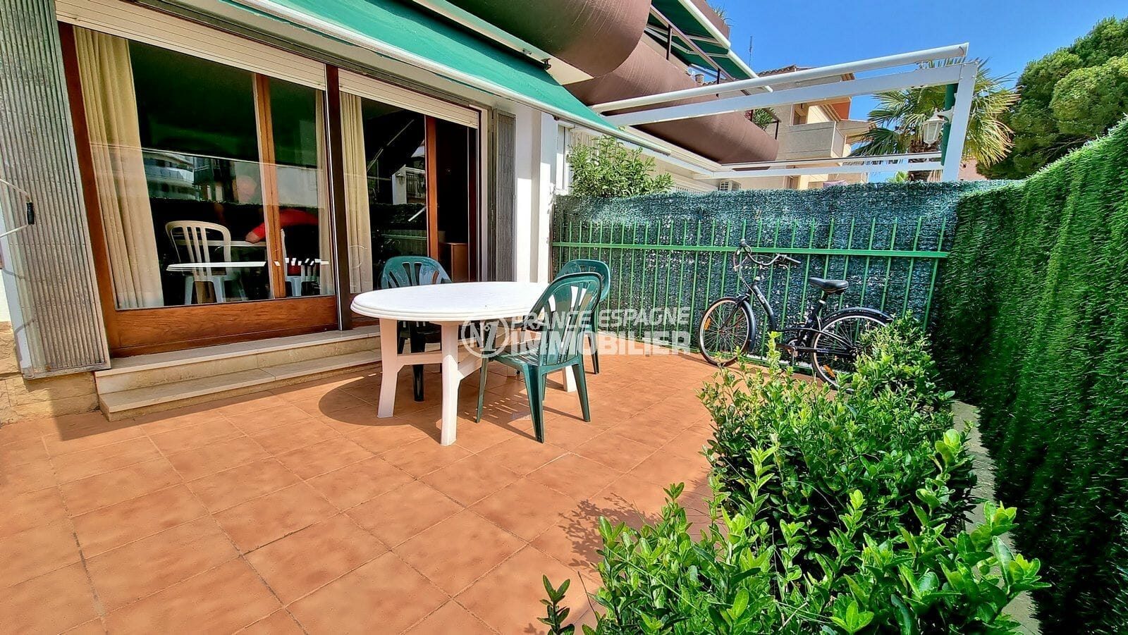 studio roses, santa margarida, 44 m² avec une belle terrasse et un jardin privé, parking extérieur, plage à 200 m