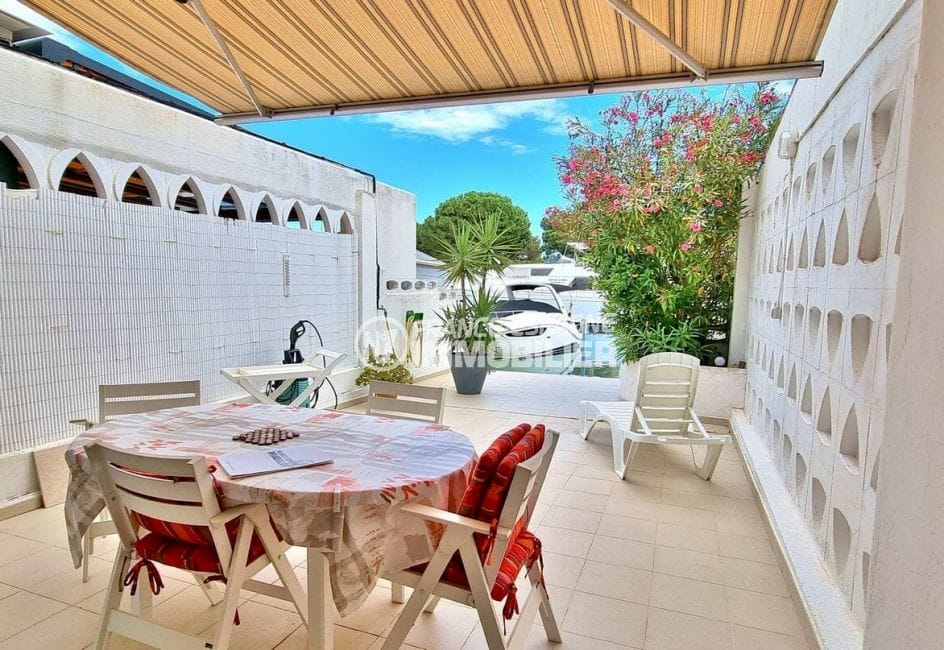 rosas immo: villa 89 m² avec amarre, terrasse solarium et parking sur cour intérieure
