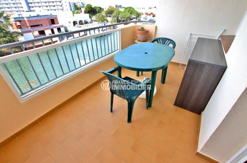 acheter appartement costa brava, sppacieux 37 m², terrasse aménagée d'une table et chaises