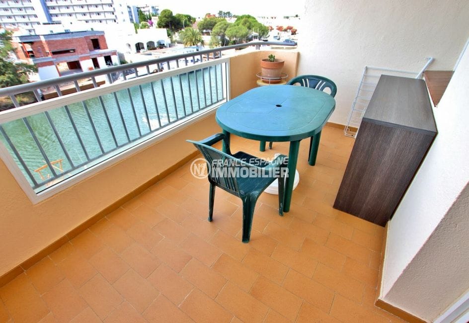 acheter appartement costa brava, sppacieux 37 m², terrasse aménagée d'une table et chaises