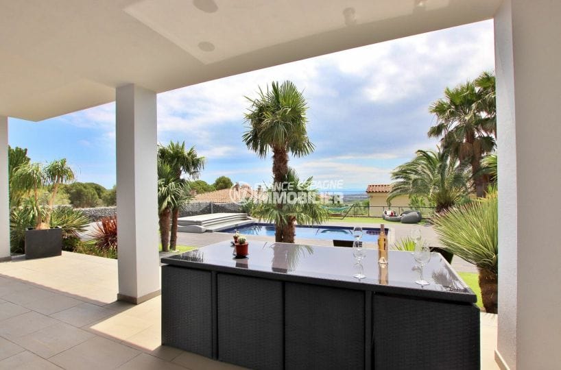 achat villa costa brava, villa 215 m², terrasse couverte avec son salon de jardin