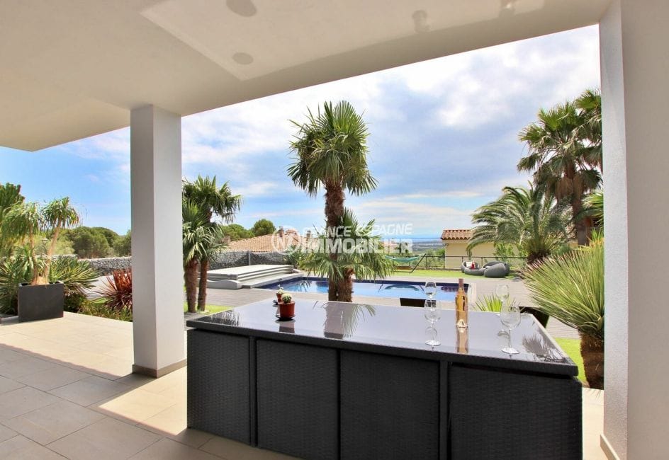 achat villa costa brava, villa 215 m², terrasse couverte avec son salon de jardin
