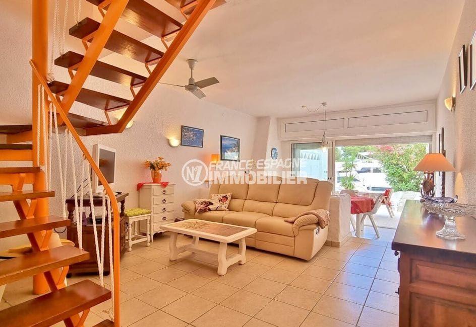 vente immobiliere rosas: villa 89 m², salon / salle à manger accès terrasse barbecue