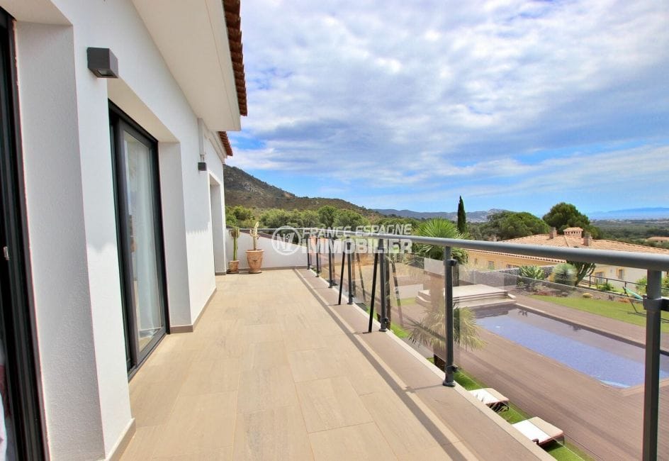 achat immobilier costa brava: villa 215 m², terrasse avec vue mer et baie de roses