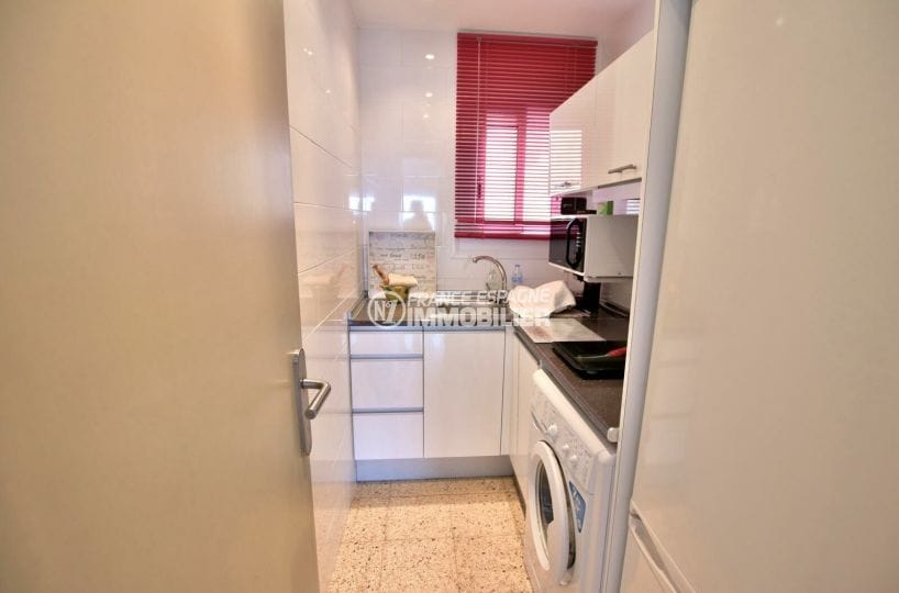 appartement à vendre costa brava vue mer, 3 pièces 44 m², cuisine avec rangements, lave-linge