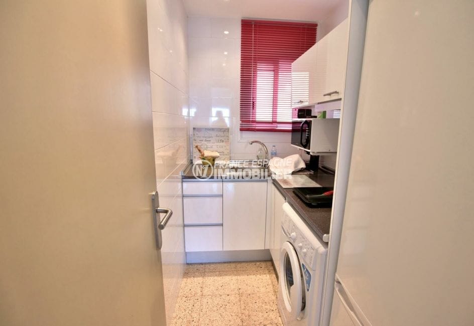 appartement à vendre costa brava vue mer, 3 pièces 44 m², cuisine avec rangements, lave-linge