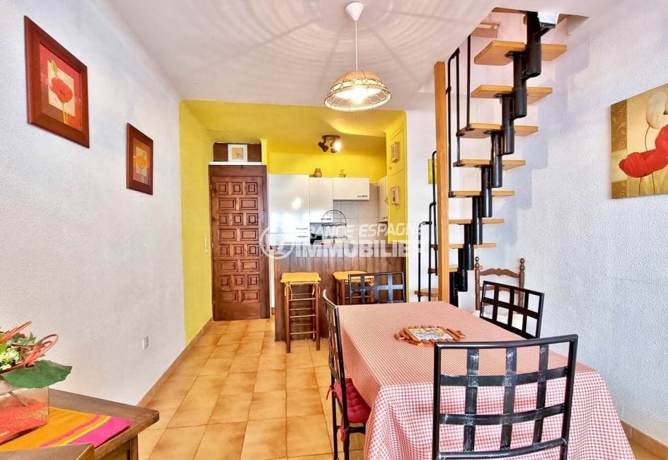 maison a vendre empuriabrava, 93 m² 2 chambres, perspective sur le séjour et la cuisine ouverte