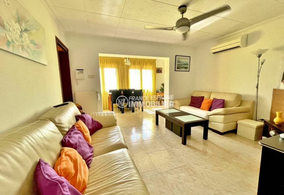 achat villa costa brava, 136 m² avec 4 chambres, salon avec ventilateur au plafond