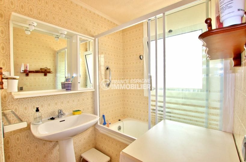 achat appartement costa brava, 2 pièces 55 m², salle de bain avec baignoire, porte en verre