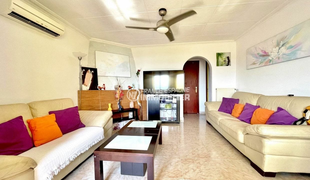 achat immobilier costa brava: villa 136 m² avec 4 chambres, grand séjour avec 2 canapés
