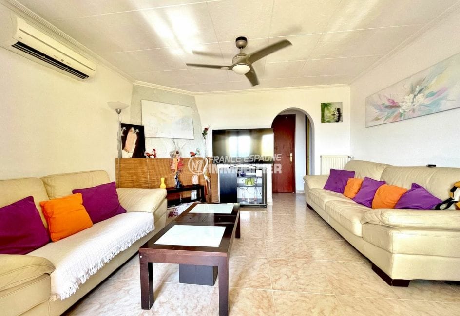 achat immobilier costa brava: villa 136 m² avec 4 chambres, grand séjour avec 2 canapés