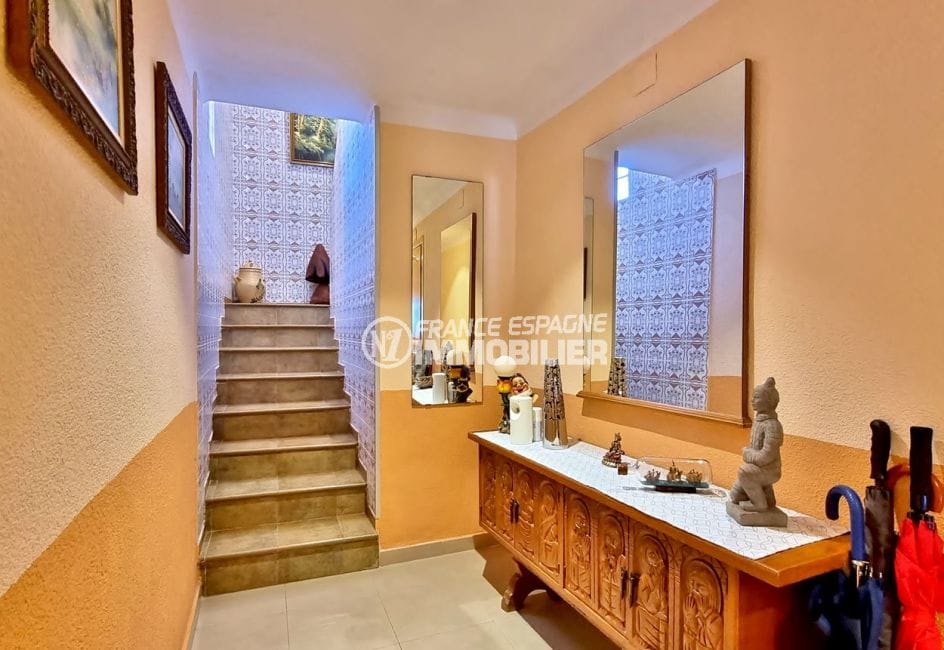achat villa costa brava, 169 m² sur terrain de 420 m², escalier menant aux chambres