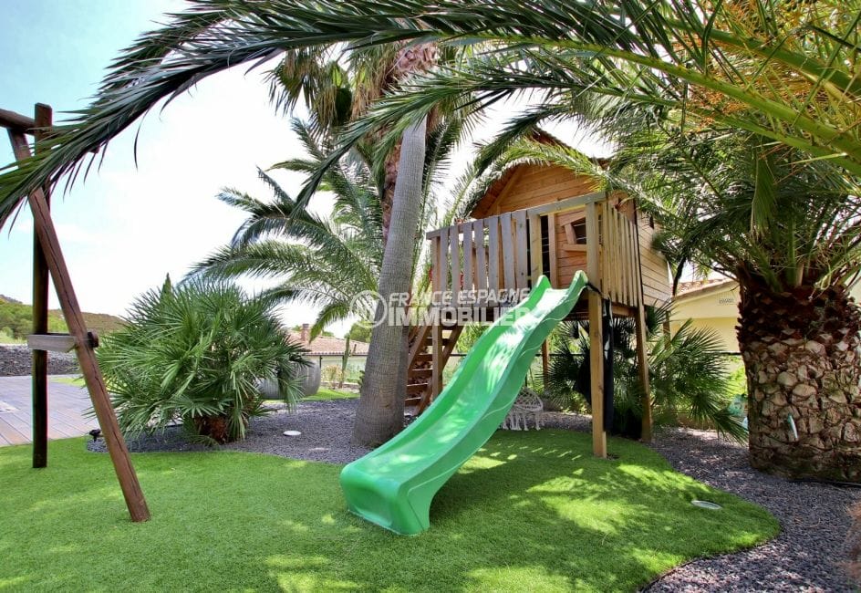 immobilier espagne bord de mer: villa 215 m², terrain de 800 m² avec aire de jeux pour les enfants