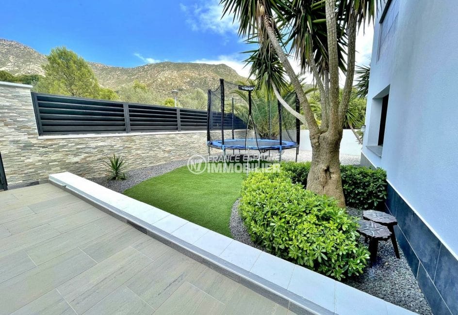 achat maison costa brava bord de mer, 215 m² avec terrain de 800 m², coin détente, trampoline