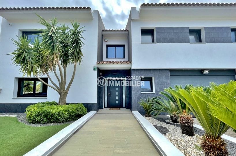 achat maison sur la costa brava, 215 m² sur terrain de 800 m², entrée de la villa, allée avec palmiers