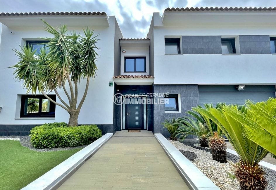 achat maison sur la costa brava, 215 m² sur terrain de 800 m², entrée de la villa, allée avec palmiers