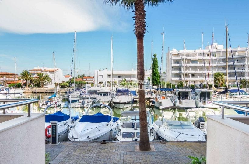 vente appartement costa brava, 2 pièces 47 m², vue sur la marina avec nombreux bateaux amarrés
