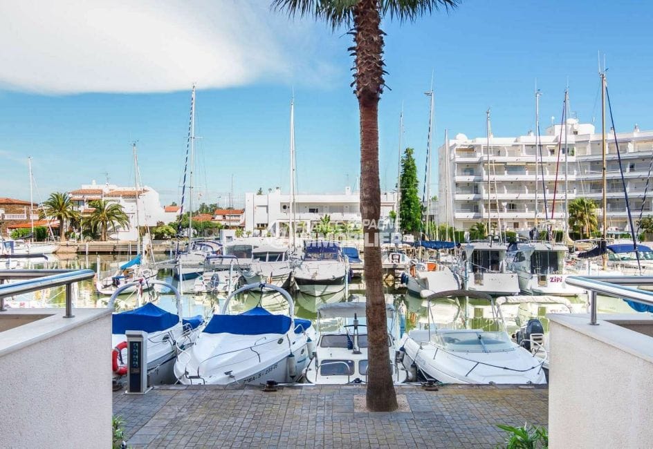 vente appartement costa brava, 2 pièces 47 m², vue sur la marina avec nombreux bateaux amarrés