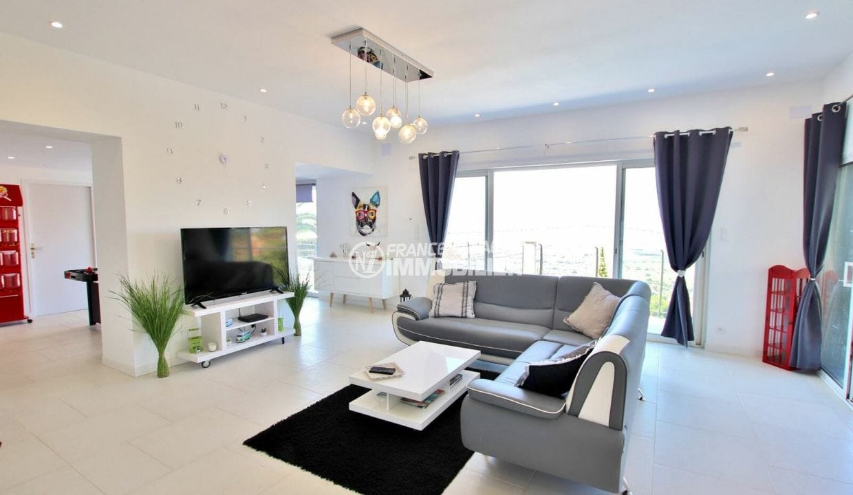 costa brava immobilier: villa 250 m² 5 chambres, pendule et lustre moderne dans le salon