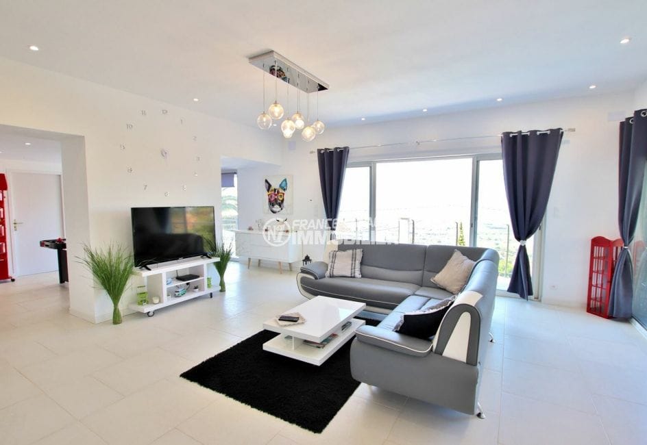 costa brava immobilier: villa 250 m² 5 chambres, pendule et lustre moderne dans le salon