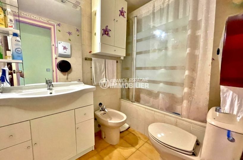 immocenter roses: appartement 3 pièces 60 m² front de mer, salle de bain avec bidet et wc