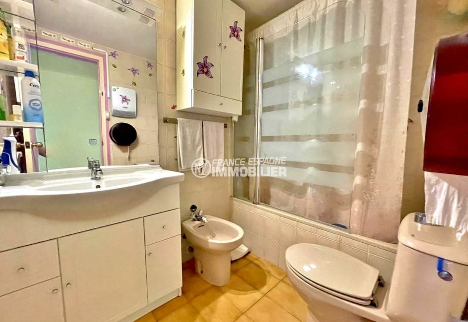 immocenter roses: appartement 3 pièces 60 m² front de mer, salle de bain avec bidet et wc