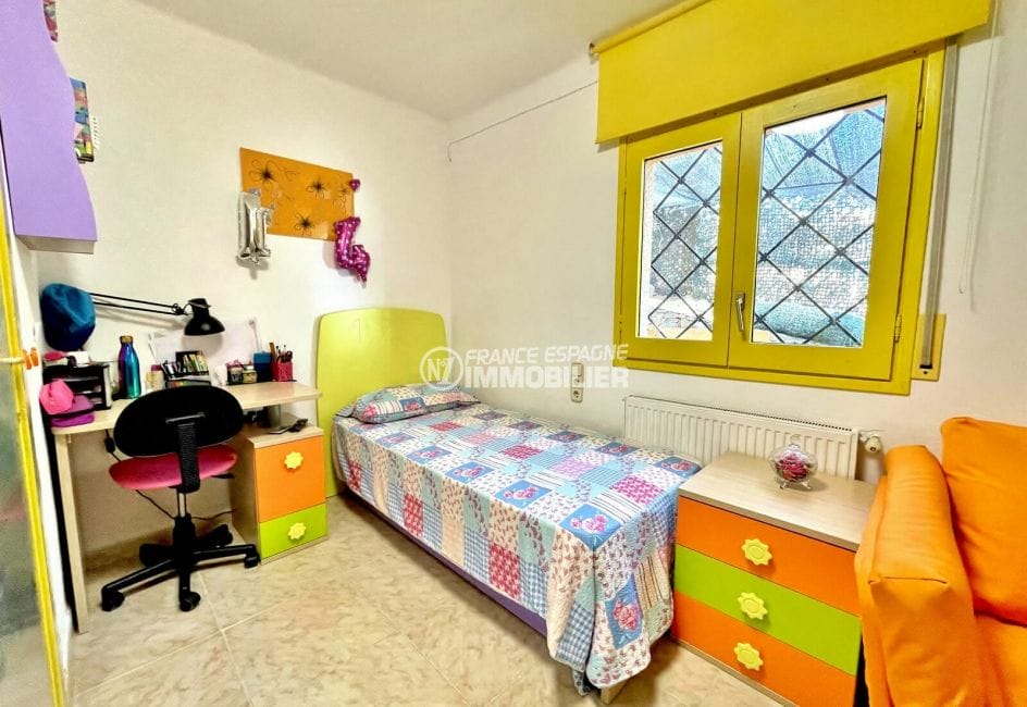 maison a vendre espagne bord de mer, 136 m², 3° chambre avec lit simple et bureau