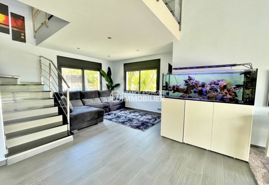 acheter maison costa brava, 215 m² avec piscine, escalier menant au 1er étage