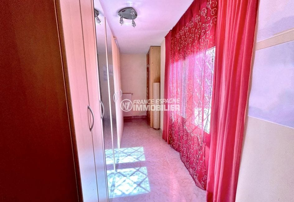 immo center roses: villa 136 m², dégagement à l'étage avec grande armoire / penderie