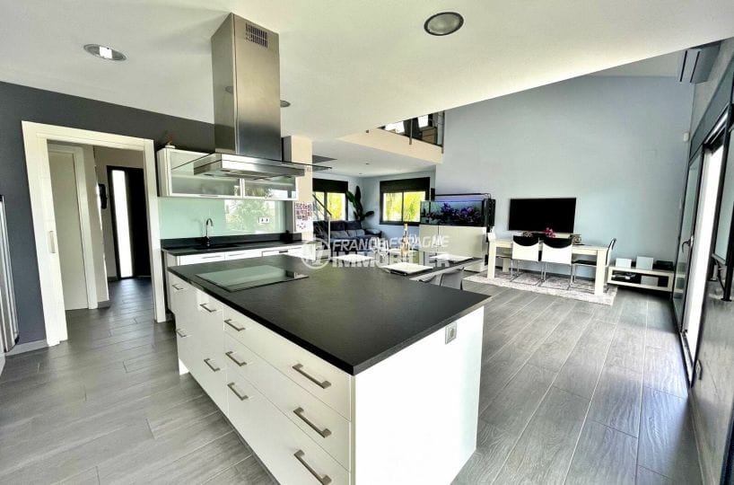 vente immobiliere costa brava: villa 215 m² avec cuisine équipée, four, hotte, plaques