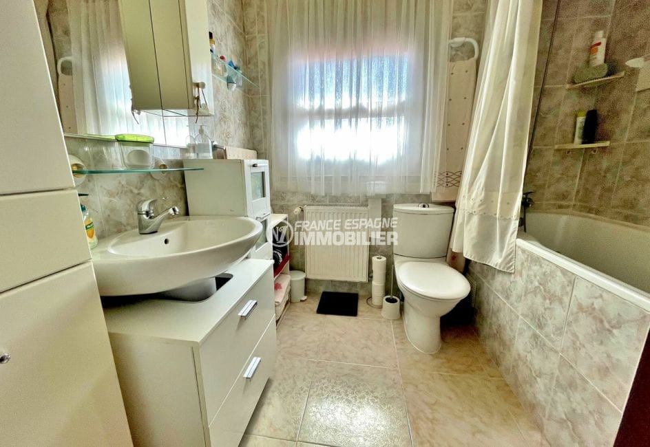 achat maison costa brava bord de mer, 136 m² avec 4 chambres, salle de bain avec baignoire et wc